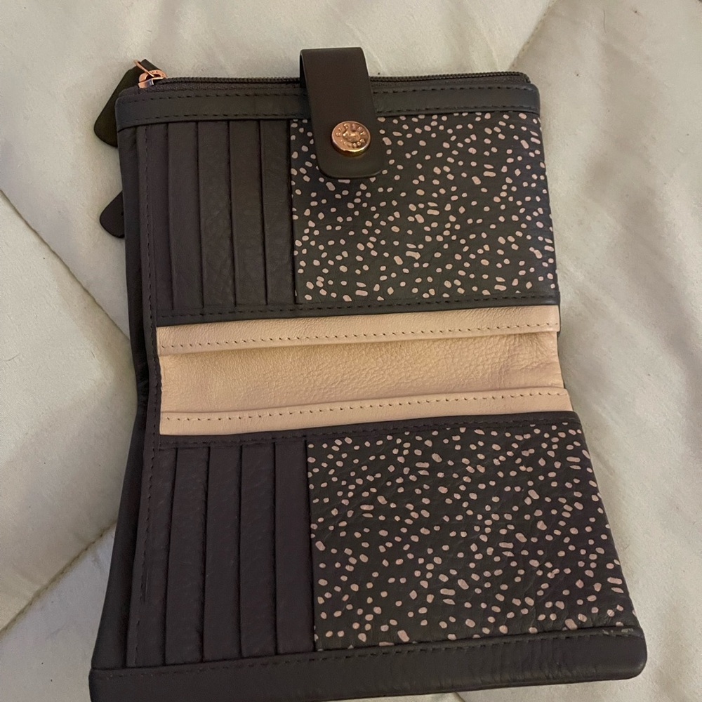 RADLEY LONDON Black and Cream Wallet Elegant Two-Tone Design